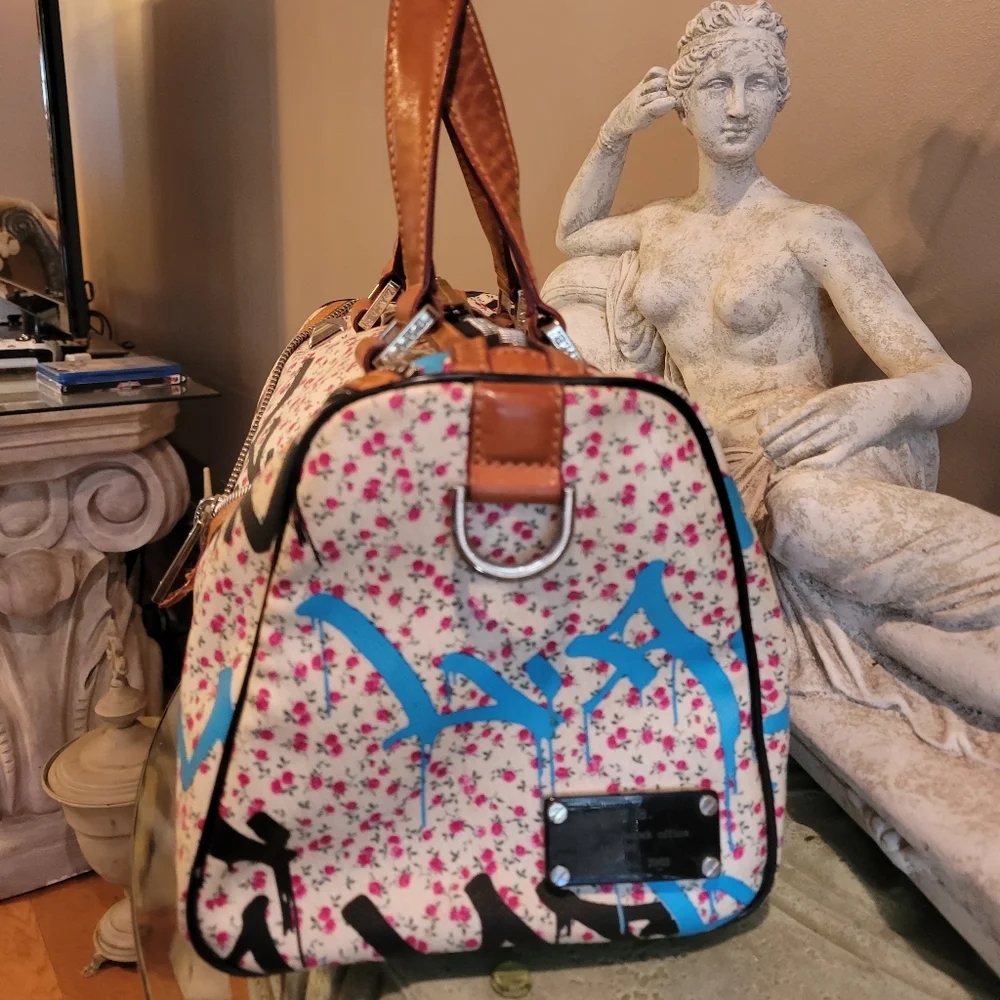 L.A.M.B. by Gwen Stefani Ditzy Graffiti Zipper Flower Bag #402 - Picture 4 of 17